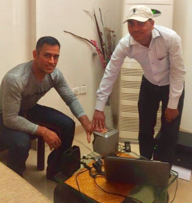 धोनी का आधार कार्ड और बवाल